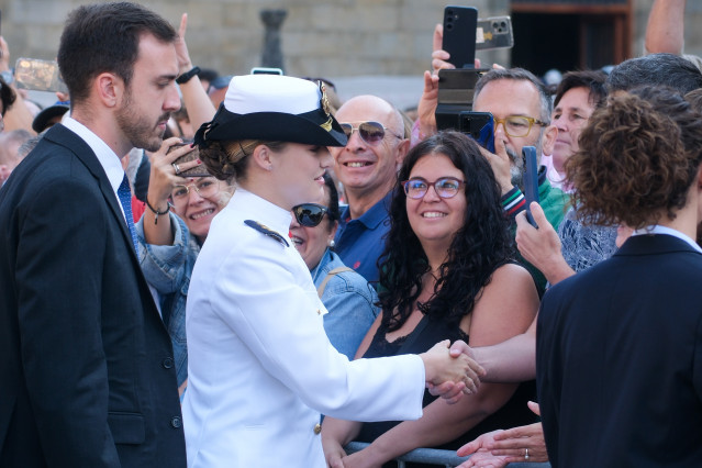 La Princesa de Asturias saluda a asistentes, antes de recibir la “Medalla de Oro de Galicia 2025”, en el Pazo de Raxoi, a 13 de julio de 2025, en Santiago de Compostela