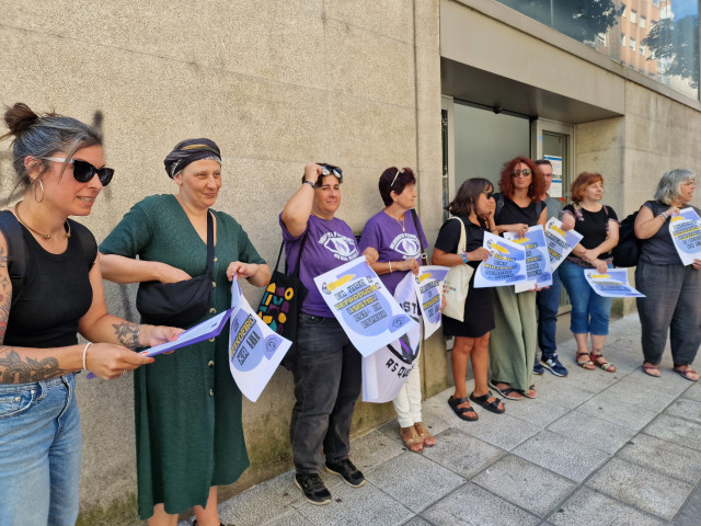 Imagen de la rueda de prensa ante las puertas del servicio.