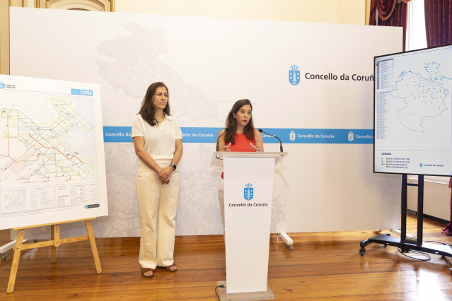La alcaldesa de A Coruña, Inés Rey, junto a la concejala de Infraestructuras y Movilidad, Noemí Díaz, en rueda de prensa