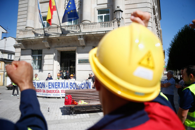 Trabajadores de Alcoa San Cibrao durante un encadenamiento frente a la subdelegación del Gobierno en Lugo, a 14 de julio de 2025, en Lugo, Galicia (España). La movilización busca reclamar una solución urgente para garantizar el futuro de la planta y de lo