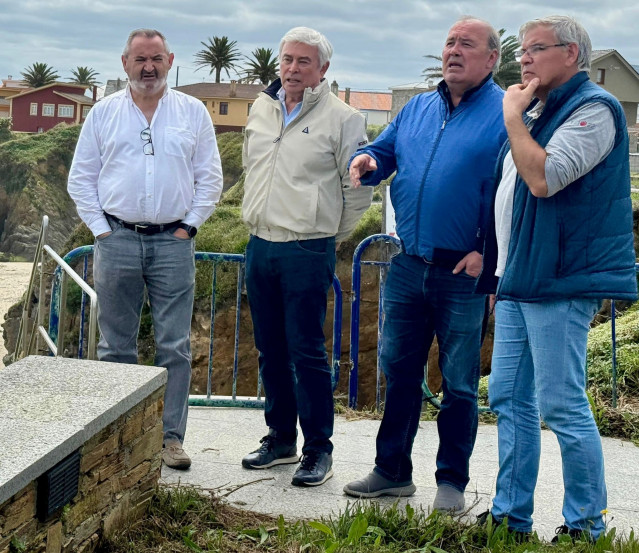 Archivo - Los senadores del PP José Manuel Balseiro, José Manuel Barreiro y Juan Serrano en una visita a Barreiros (Lugo)