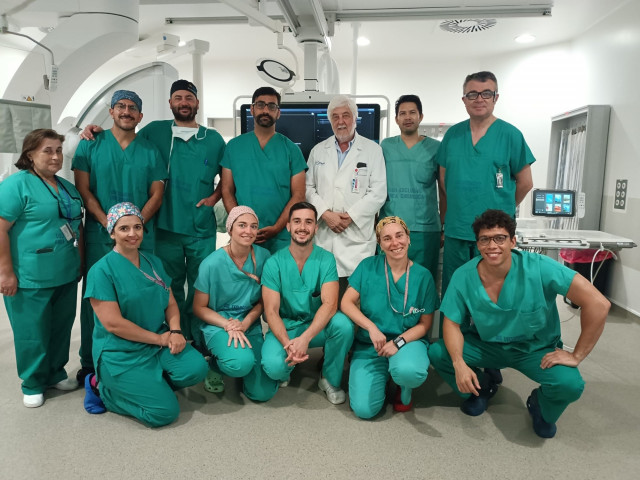 Cardiología del Cunqueiro utiliza por primera vez a nivel mundial una nueva técnica para reponer una prótesis aórtica.