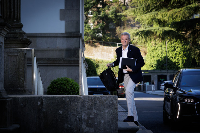 El titular del Gobierno gallego, Alfonso Rueda, antes de entrar al Consello de la Xunta.
