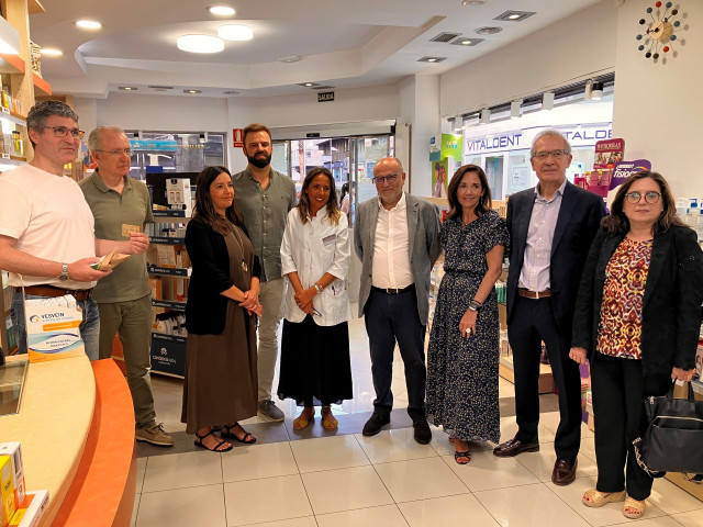 El subdelegado del Gobierno en Pontevedra, Abel Losada, presenta la nueva tarjeta para la receta electrónic apara las perosnas afiliadas a Muface