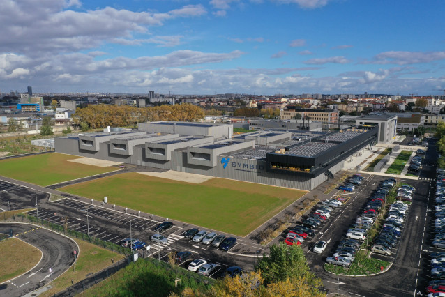 Archivo - Exterior de la planta SymphonHy.