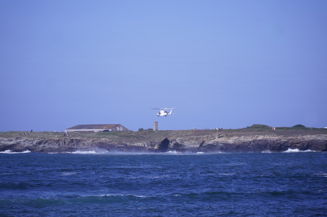 El Helicóptero PESCA trabaja en el lugar de los hechos, a 15 de julio de 2025, en Rinlo, Lugo, Galicia (España). Helicóptero PESCA y Salvamento Marítimo trabajan para rescatar el cuerpo de una persona que ha fallecido en un accidente mientras hacía submar