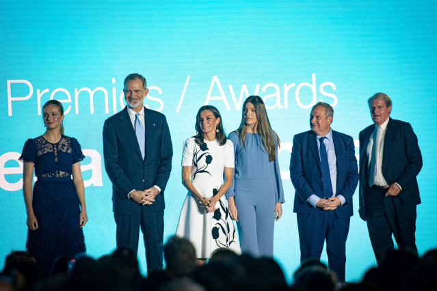 Archivo - (I-D) La Princesa Leonor; el Rey Felipe VI; la Reina Letizia; la Infanta Sofía y el ministro de Industria y Turismo, Jordi Hereu durante la entrega de los XV Premios Fundación Princesa de Girona, en el Palacio de Congresos Costa Brava, a 10 de j