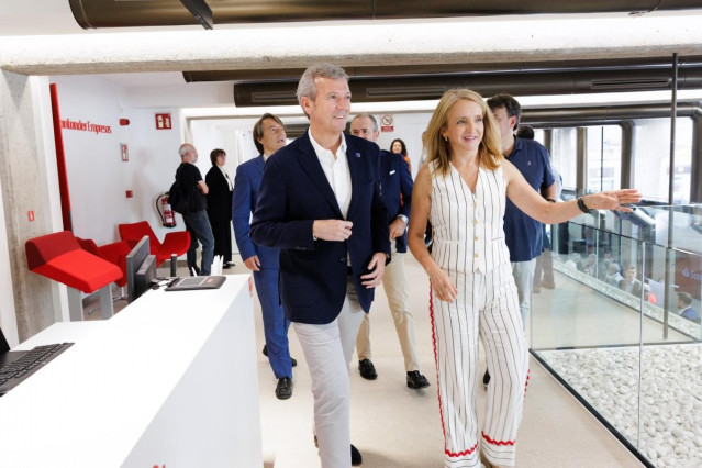 El presdiente de la Xunta, Alfonso Rueda, participa este martes en la inauguración del edificio rehabilitado del Banco Santander en Santiago de Compostela