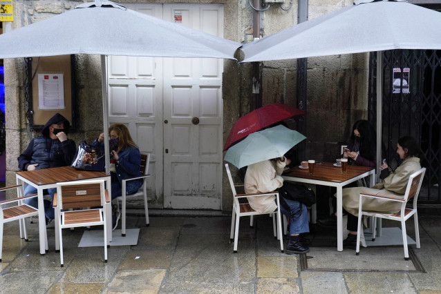Archivo - Varias personas toman unas bebidas en las mesas de la terraza de un bar, en Santiago de Compostela, A Coruña (Galicia), a 22 de octubre de 2020. Galicia ha entrado a las 00,00 horas de este jueves, en nivel 2 por el que se limitan en toda la Com