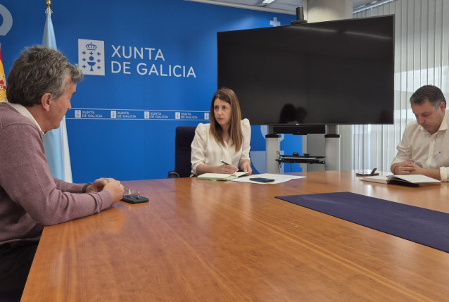 La conselleira do Medio Rural, María José Gómez, y el alcalde de la localidad, Darío Cabaneiro