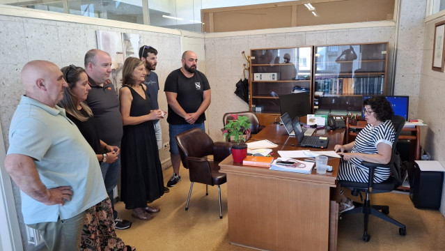 Momento en que el grupo popular de Forcarei y el exconcejal socialista Rafael Fiestras registran la moción de censura en el Ayuntamiento.