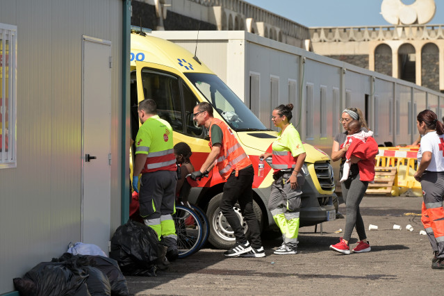 Archivo - Uno de los migrantes rescatados tras volcar un cayuco en el Puerto de la Restinga, a 28 de mayo de 2025, en El Hierro, Canarias (España).