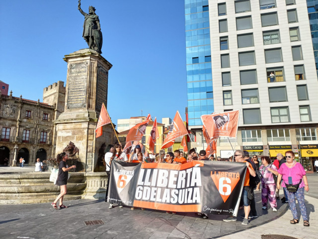 Manifestación de apoyo en Gijón a 'las seis de La Suiza'.