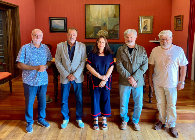 La diputada de cultura, Natividad González; el presidente de Real Academia Galega de Belas Artes, Manuel Quintana Martelo; el secretario, Felipe-Senén López; y los académicos Xurxo Lobato y Xosé Manuel Casabella.