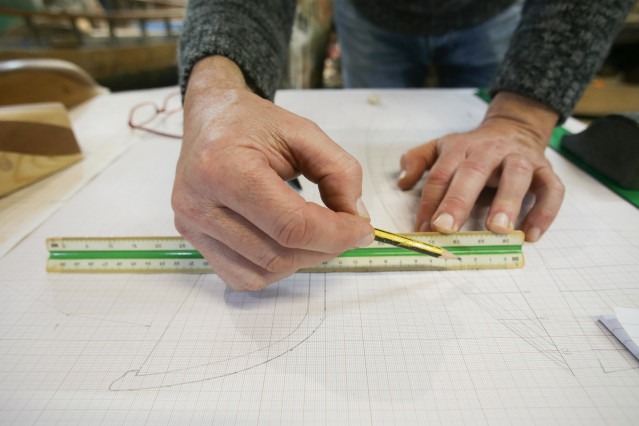 Archivo - Detalle de las manos carpintero de ribera, Francisco Frá, trabaja en su astillero, a 16 de abril de 2023, en San Ciprián, Lugo, Galicia-