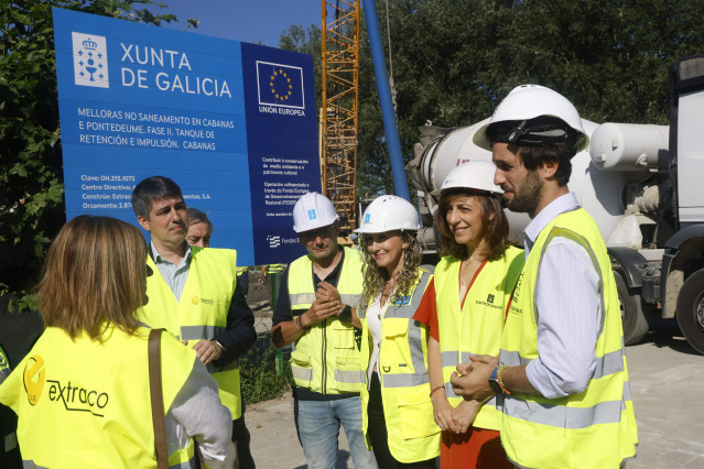 La conselleira de Medio Ambiente e Cambio Climático, Ángelez Vázquez, durante la visita a las obras de la red de saneamiento de Cabanas, a 16 de julio de 2025.