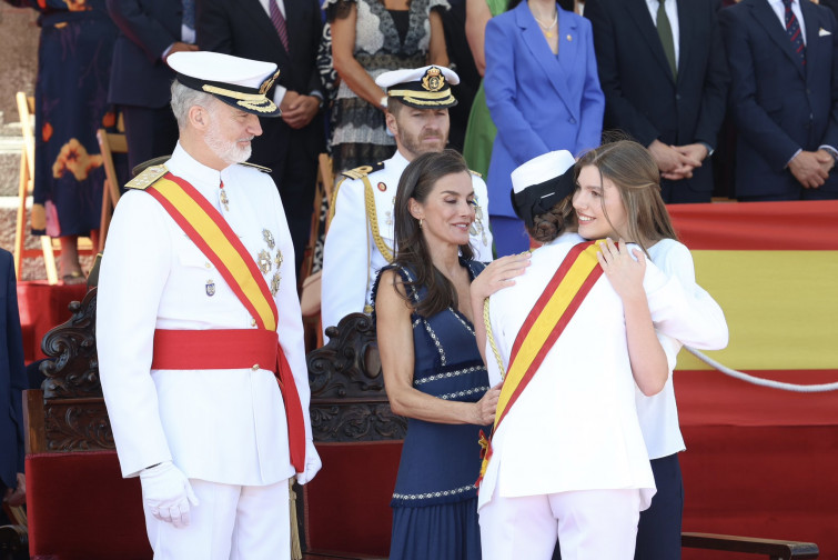 Leonor recibe de Felipe VI la Gran Cruz del Mérito Naval en Marín