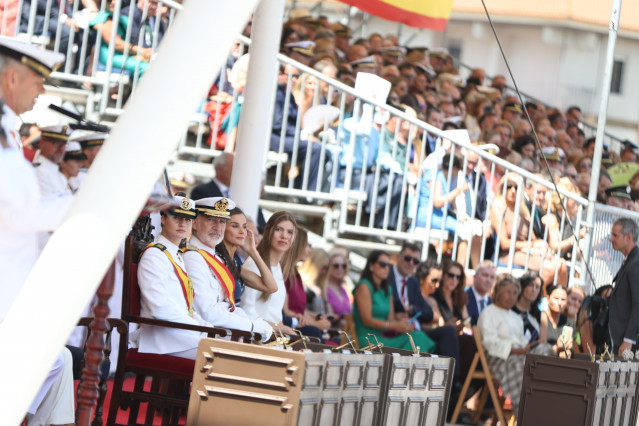 (I-D) La Princesa Leonor; los Reyes Felipe VI y Letizia y la Infanta Sofía durante la el juramento o promesa ante la Bandera y el acto de entrega de Reales Despachos y nombramientos a los nuevos oficiales de la Armada, en la Escuela Naval de Marín, a 16 d