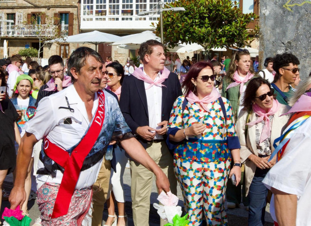 El secretario xeral del PSdeG, José Ramón Gómez Besteiro, en las fiestas del Carmen de Camariñas (A Coruña)