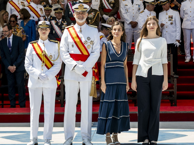 La Princesa Leonor; los Reyes Felipe VI y Letizia y la Infanta Sofía, durante la el juramento o promesa ante la Bandera y el acto de entrega de Reales Despachos y nombramientos a los nuevos oficiales de la Armada, en la Escuela Naval de Marín
