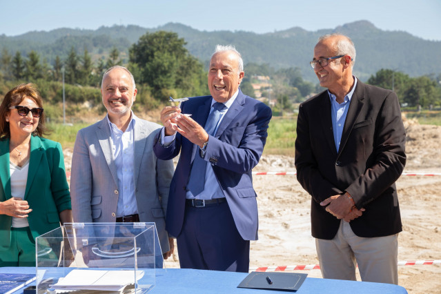 Imagen de la colocación de la primera piedra.