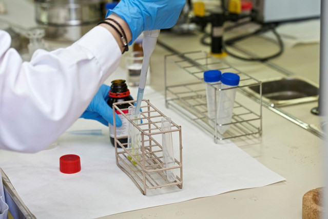 Archivo - Investigación en un laboratorio, en una imagen de archivo.