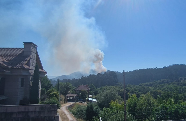 Imagen del incendio desde una casa cercana.