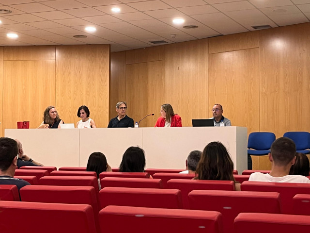 La concejala de Turismo, Míriam Louzao, y el concejal de Hacienda, Manuel César, durante el encuentro mantenido en el Edificio Cersia,  a 16 de julio de 2025.