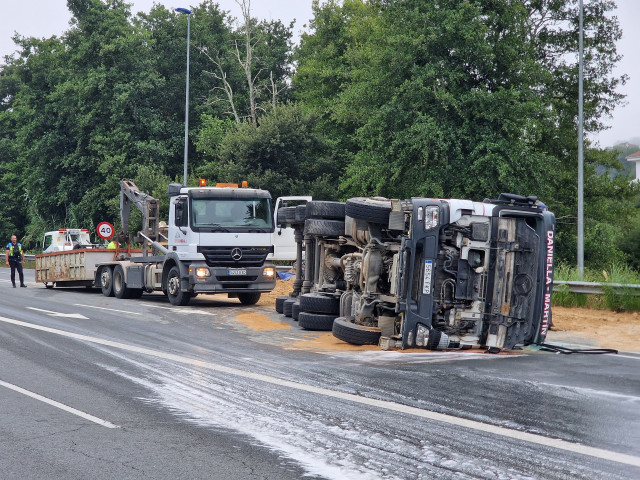 Camión que transportaba arena volcado en Vigo.