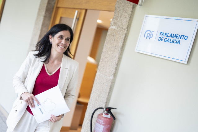 La secretaria general del PPdeG, Paula Prado, antes de una rueda de prensa en el Parlamento.