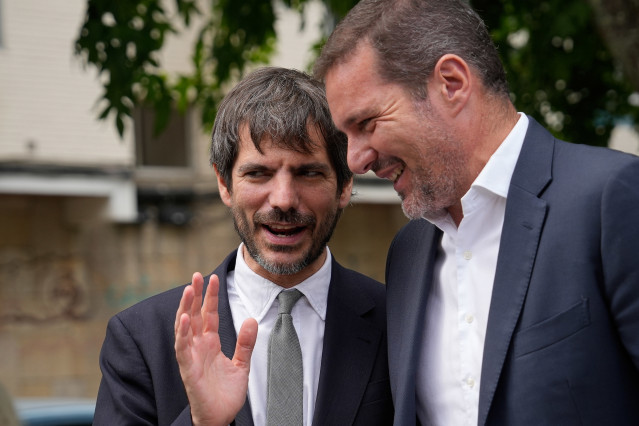 El ministro de Cultura, Ernest Urtasun (i), y el conselleiro de Cultura de la Xunta de Galicia, José López Campos (d).