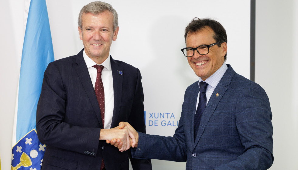 El presidente de la Xunta, Alfonso Rueda, junto al de Asociación Española Primera de Socorros Mutuos de Montevideo, Fernando García.