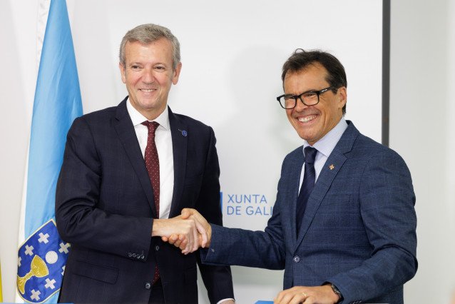 El presidente de la Xunta, Alfonso Rueda, junto al de Asociación Española Primera de Socorros Mutuos de Montevideo, Fernando García.