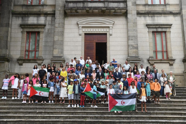 El Parlamento le da la bienvenida a los niños saharauís que pasarán el verano en Galicia, a través de 'Vacacións en paz'
