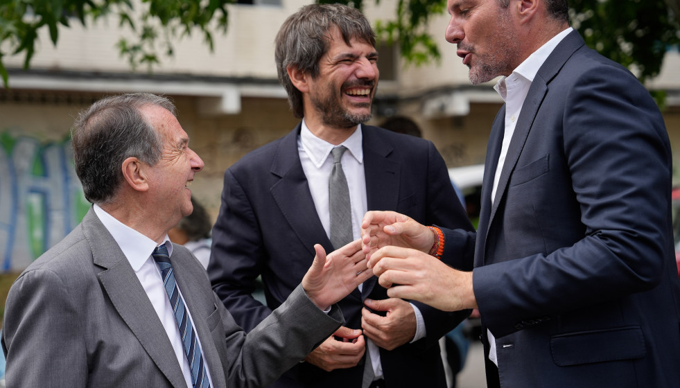 (I-D) El alcalde de Vigo, Abel Caballero, el ministro de Cultura, Ernest Urtasun, y el conselleiro de Cultura de la Xunta de Galicia, José López Campos.