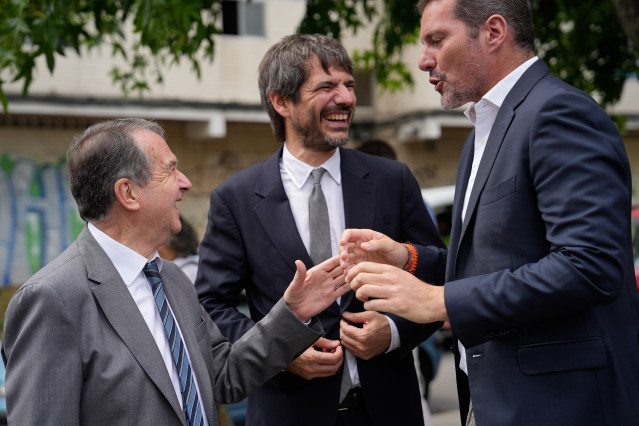 (I-D) El alcalde de Vigo, Abel Caballero, el ministro de Cultura, Ernest Urtasun, y el conselleiro de Cultura de la Xunta de Galicia, José López Campos.