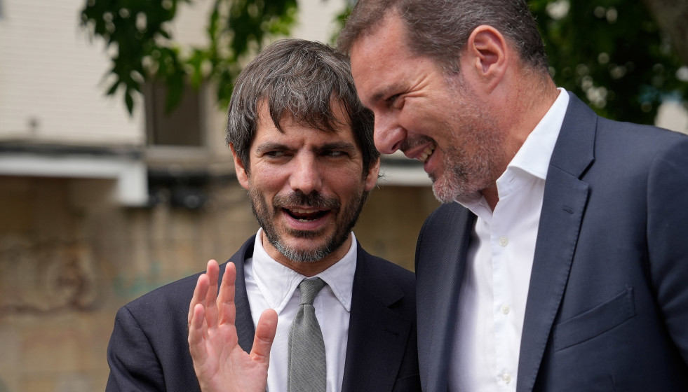 El ministro de Cultura, Ernest Urtasun (i), y el conselleiro de Cultura de la Xunta de Galicia, José López Campos (d).