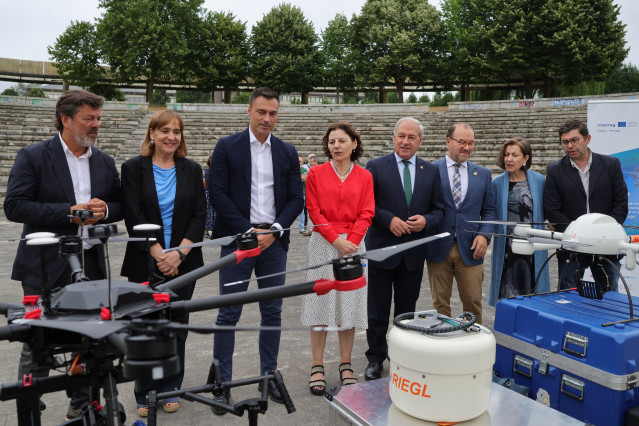 El rector de la Universidad de Santiago de Compostela, Antonio López Díaz, y el presidente de la Diputación de Lugo, José Tomé Roca, han inaugurado este jueves la nueva jaula de drones ubicada en la vaguada del Campus de Lugo