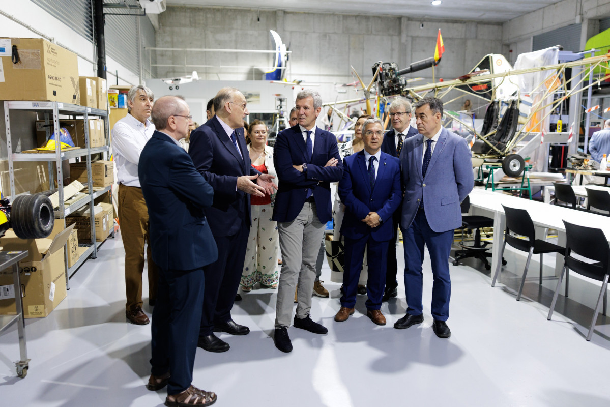 El presidente de la Xunta, Alfonso Rueda, acompañado por el conselleiro de Educación, Ciencia, Universidades e Formación Profesional, Román Rodríguez, participa en el acto de inicio de las obras del nuevo edificio de la Escuela de Ingeniería Aeronáutica.