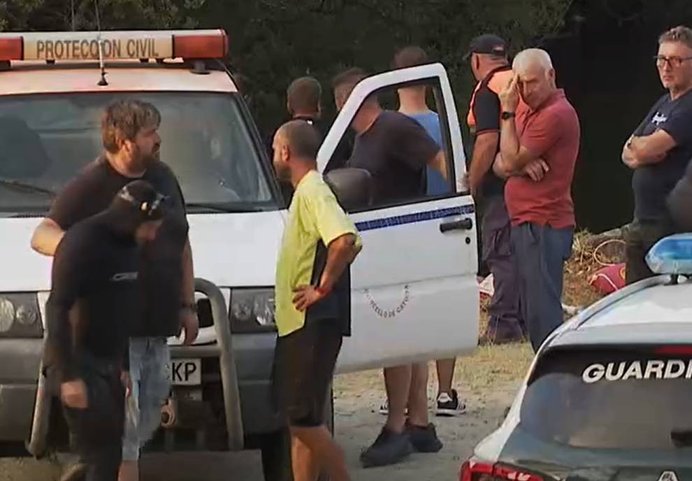 Buzo consolado tras hallar el cuerpo del adolescente ahogado en una cantera de Catoira, en una imagen de CRTVG