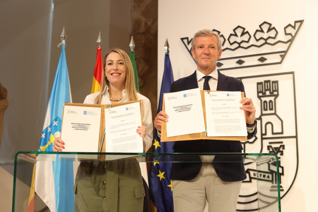 La presidenta de la Junta de Extremadura, María Guardiola, y el presidente de la Xunta de Galicia, Alfonso Rueda, firman una declaración institucional