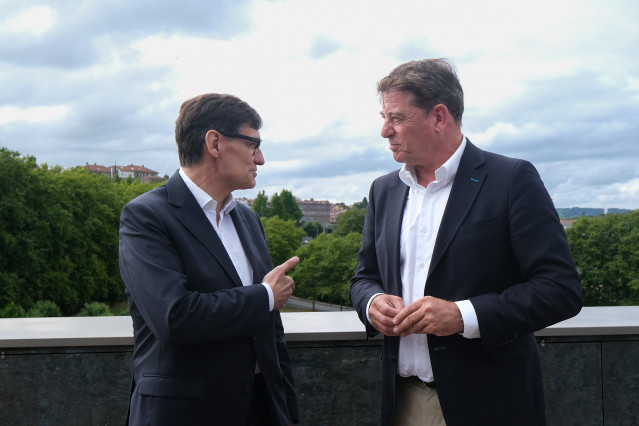 El presidente de la Generalitat de Catalunya, Salvador Illa (i), y el secretario xeral del PSdeG, José Ramón Gómez Besteiro (d), se reúnen para tratar asuntos de actualidad, en el Hotel NH Collection, a 18 de julio de 2025, en Santiago de Compostela, A Co