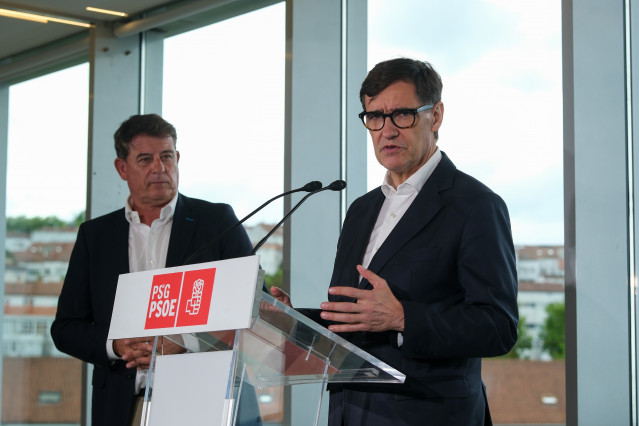 El presidente de la Generalitat de Catalunya, Salvador Illa (d), interviene junto al secretario xeral del PSdeG, José Ramón Gómez Besteiro (i), durante una rueda de prensa, en el Hotel NH Collection, a 18 de julio de 2025, en Santiago de Compostela, A Cor