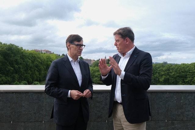 El presidente de la Generalitat de Catalunya, Salvador Illa (i), y el secretario xeral del PSdeG, José Ramón Gómez Besteiro (d), se reúnen para tratar asuntos de actualidad, en el Hotel NH Collection, a 18 de julio de 2025, en Santiago de Compostela, A Co