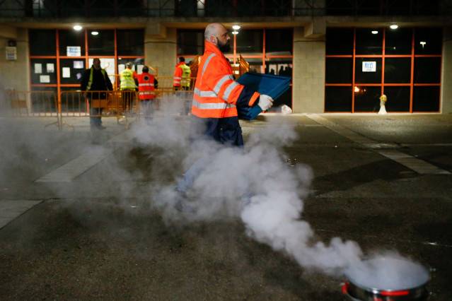 Archivo - Varias personas durante la concentración de los trabajadores de Alcoa por la defensa del futuro de la mariña, en la Plaza de Concello de XOVE de Lugo, a 11 de enero de 2025, en Lugo, Galicia (España). El comité de empresa de la factoría aluminer