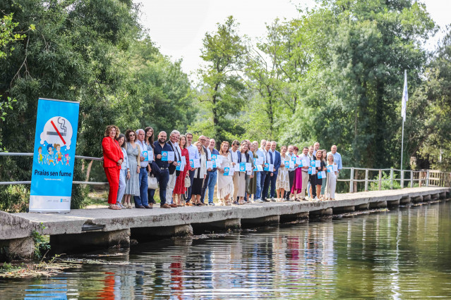 Sanidade destaca el compromiso de 85 ayuntamientos en la lucha contra el tabaco al elevar a 249 las playas sin humo