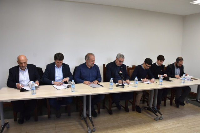 Alcaldes de los municipios que integran la plataforma 'Concellos pola gratuidade da AP-9'