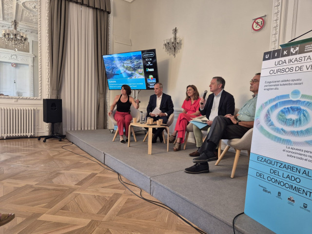 La conselleira de Medio Ambiente, Ángeles Vázquez, interviene en el curso de verano 'Europa: Retos en la gestión sostenible del litoral', organizado por la Universidad del País Vasco,