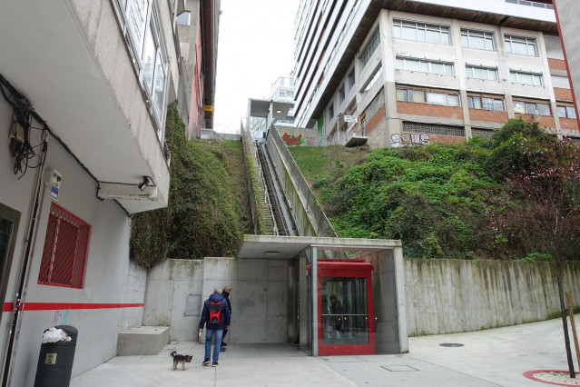Ascensor vertical que conecta Menéndez Pelayo con Camelias.