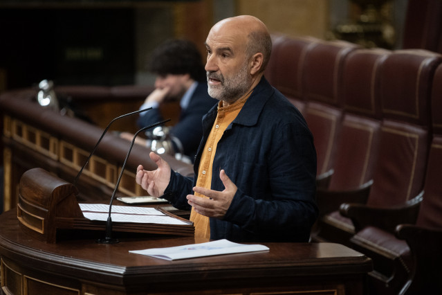 El diputado del BNG Nésor Rego interviene durante una sesión plenaria en el Congreso de los Diputados, a 26 de junio de 2025, en Madrid (España).